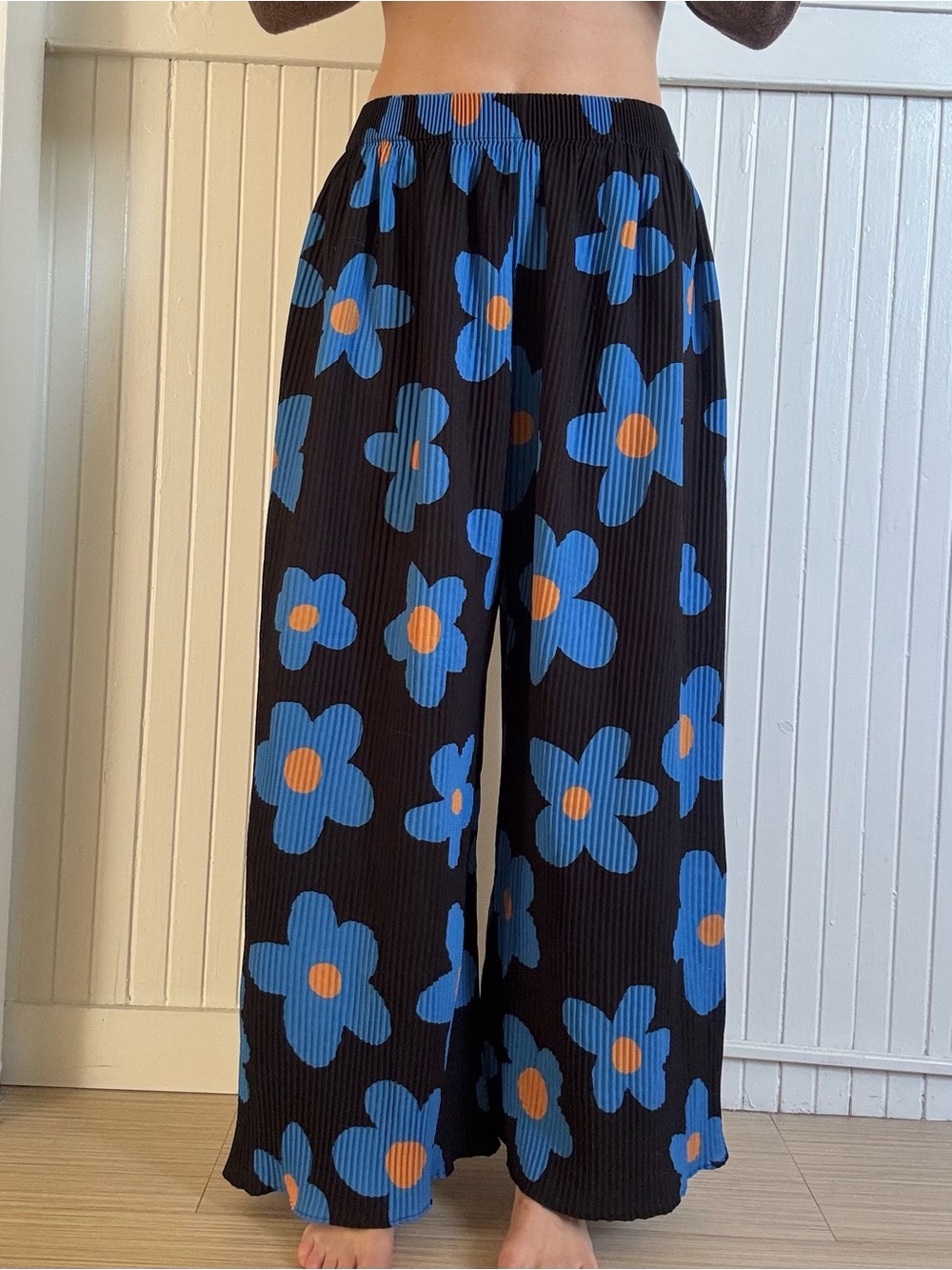 Wide-Leg Floral Print Pants in Black & Blue